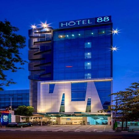 Hotel 88 Grogol By Wh Джакарта Экстерьер фото