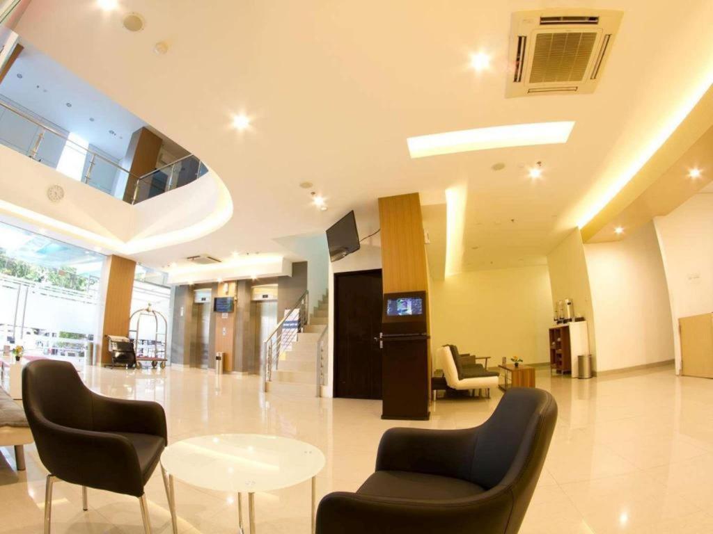 Hotel 88 Grogol By Wh Джакарта Экстерьер фото