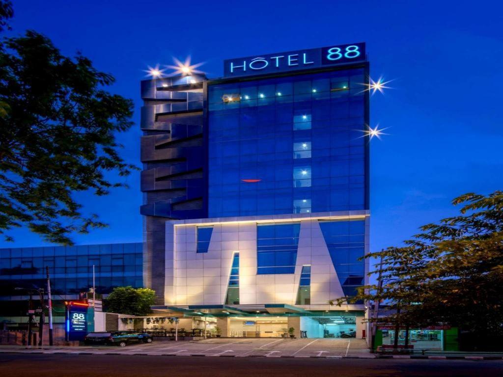 Hotel 88 Grogol By Wh Джакарта Экстерьер фото